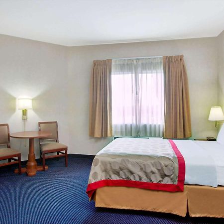 Ramada By Wyndham Hawthorne/Lax Hotel Bagian luar foto