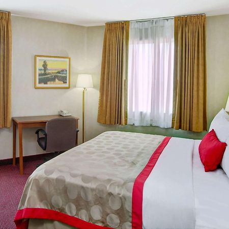 Ramada By Wyndham Hawthorne/Lax Hotel Bagian luar foto