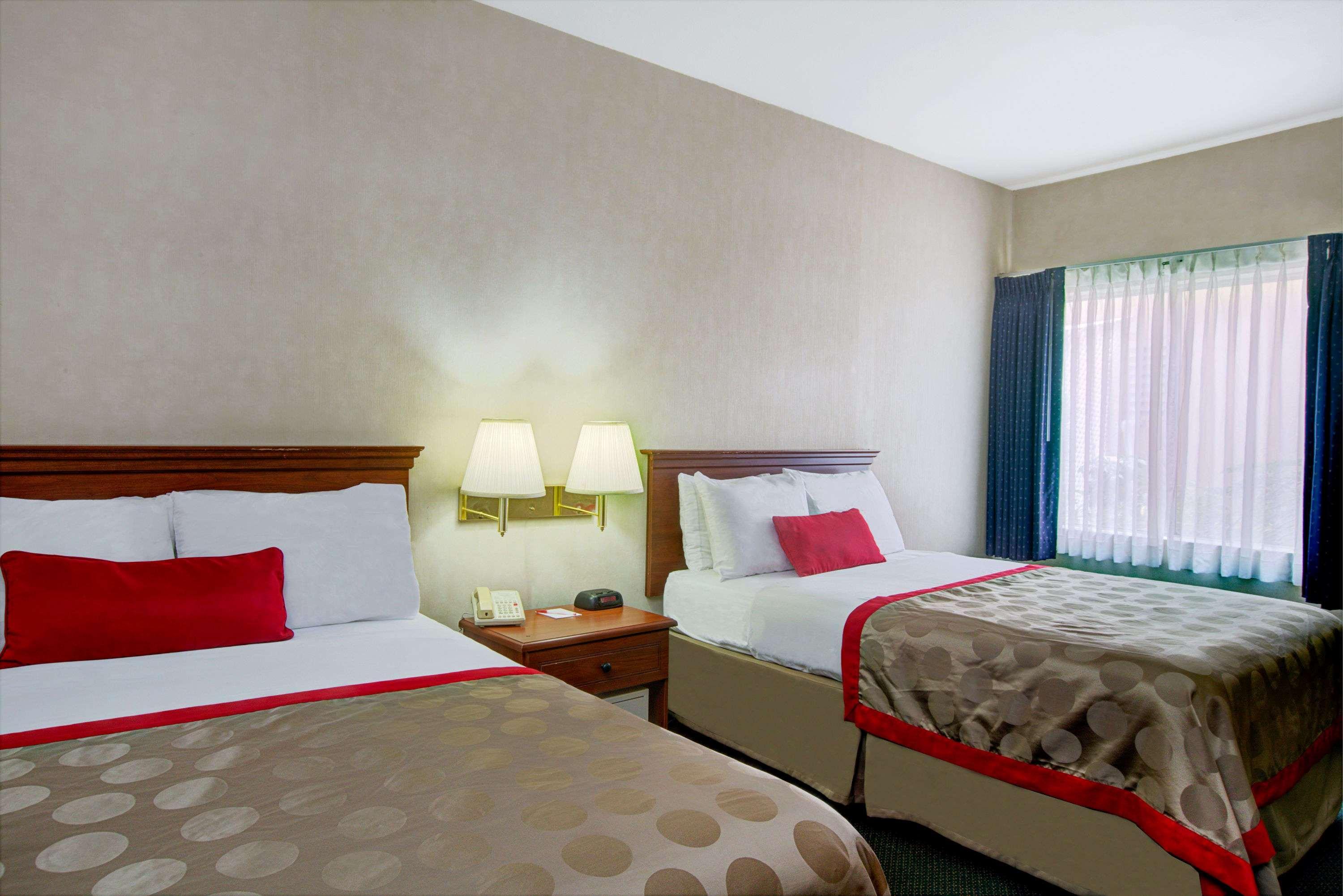 Ramada By Wyndham Hawthorne/Lax Hotel Bagian luar foto