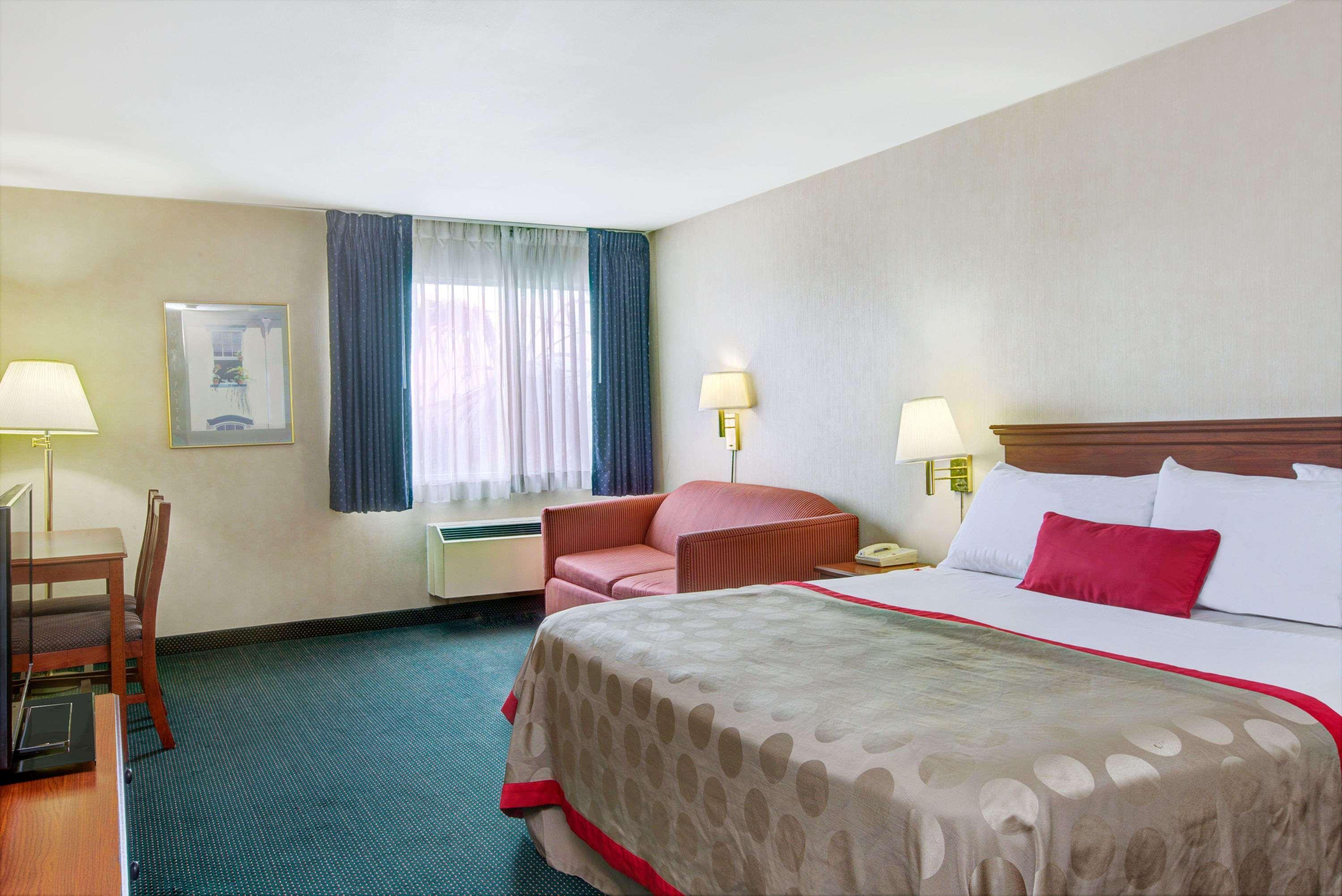 Ramada By Wyndham Hawthorne/Lax Hotel Bagian luar foto