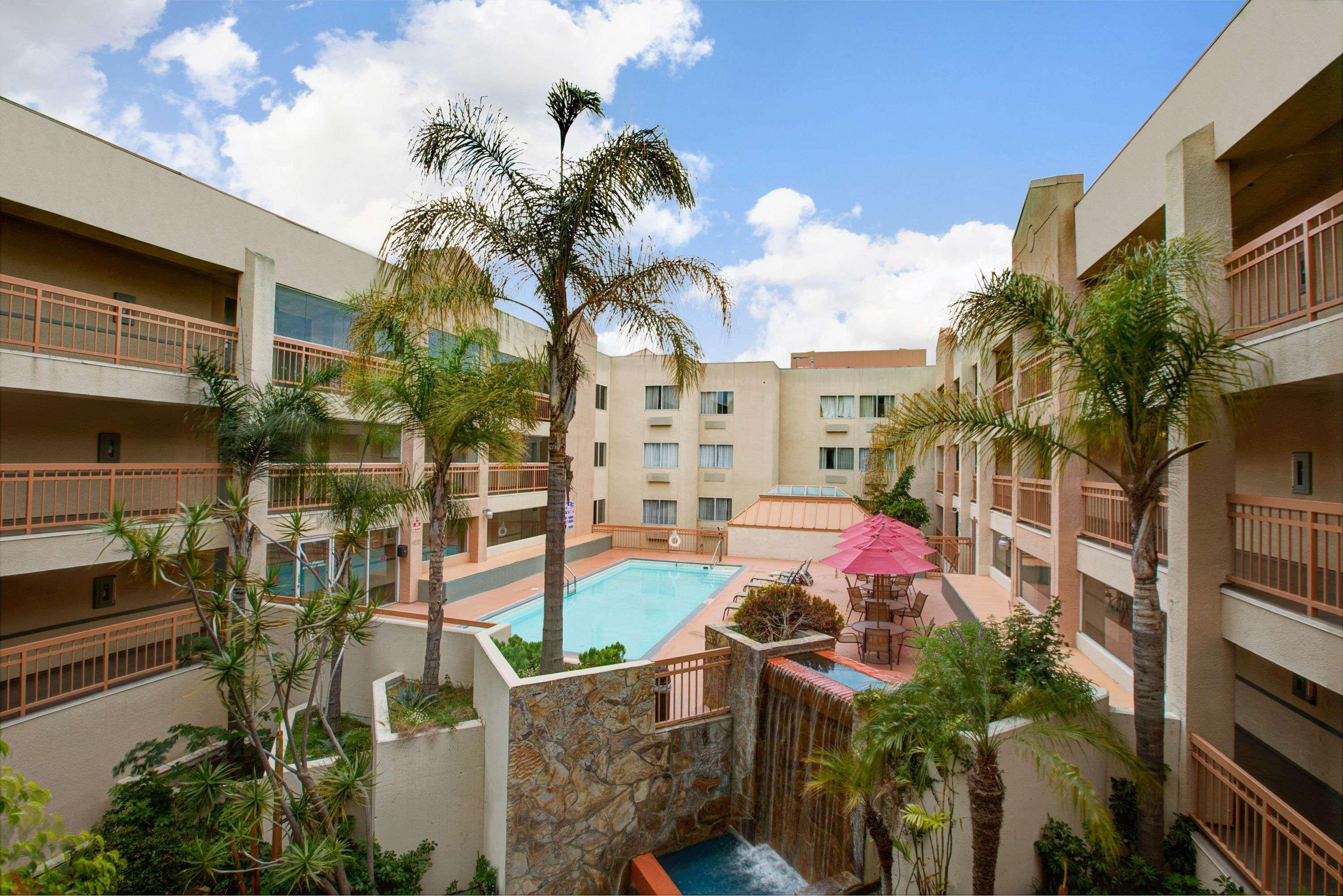 Ramada By Wyndham Hawthorne/Lax Hotel Bagian luar foto