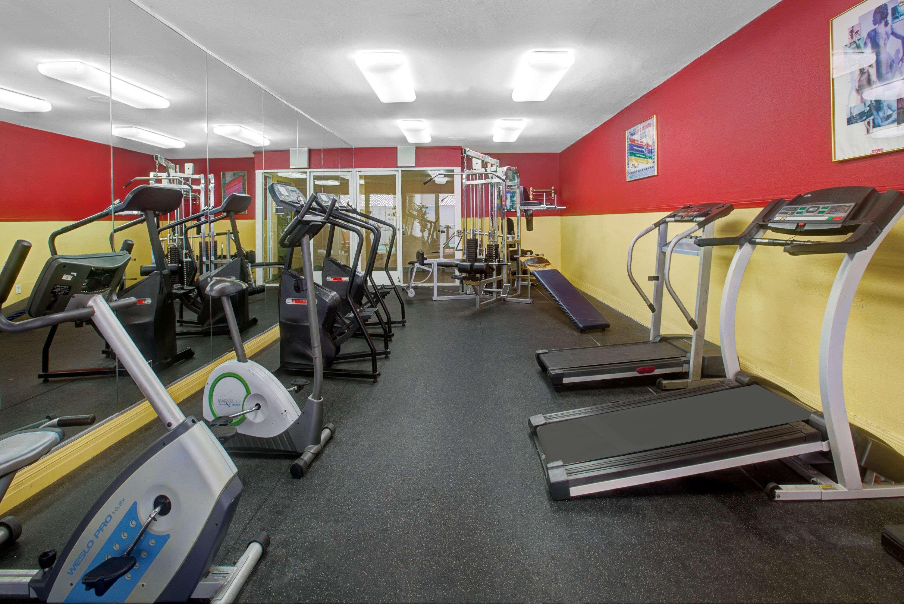 Ramada By Wyndham Hawthorne/Lax Hotel Bagian luar foto