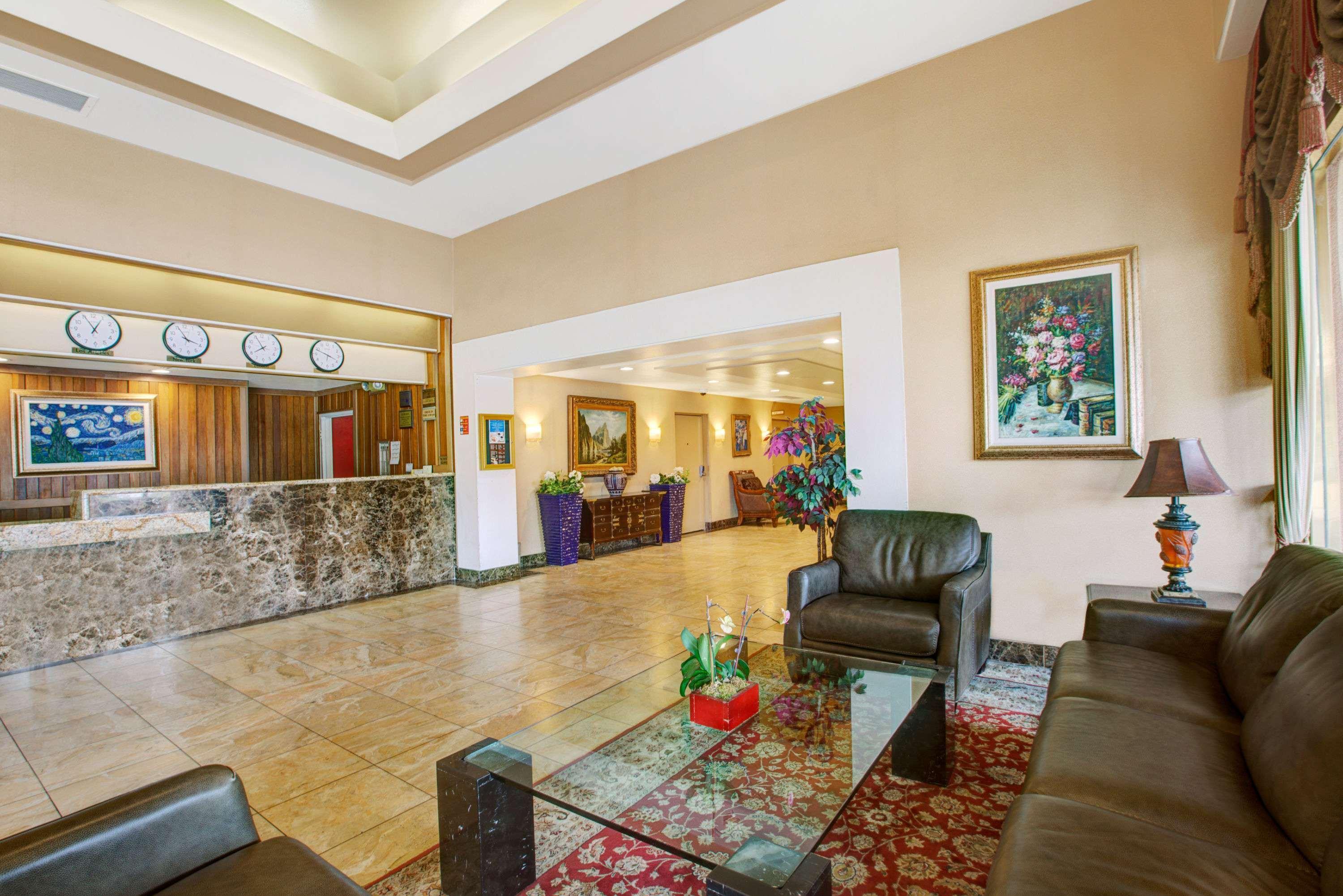 Ramada By Wyndham Hawthorne/Lax Hotel Bagian luar foto