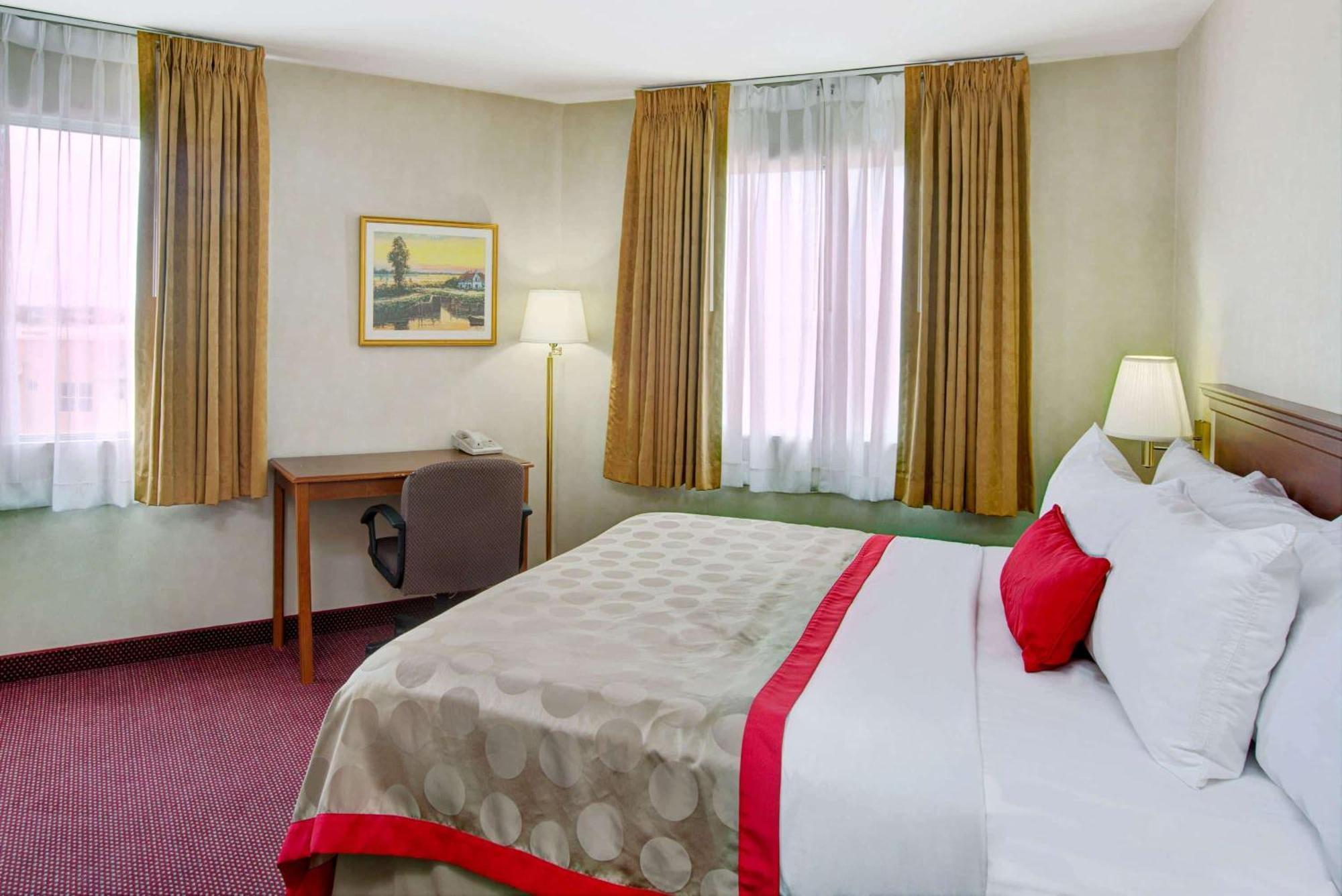 Ramada By Wyndham Hawthorne/Lax Hotel Bagian luar foto